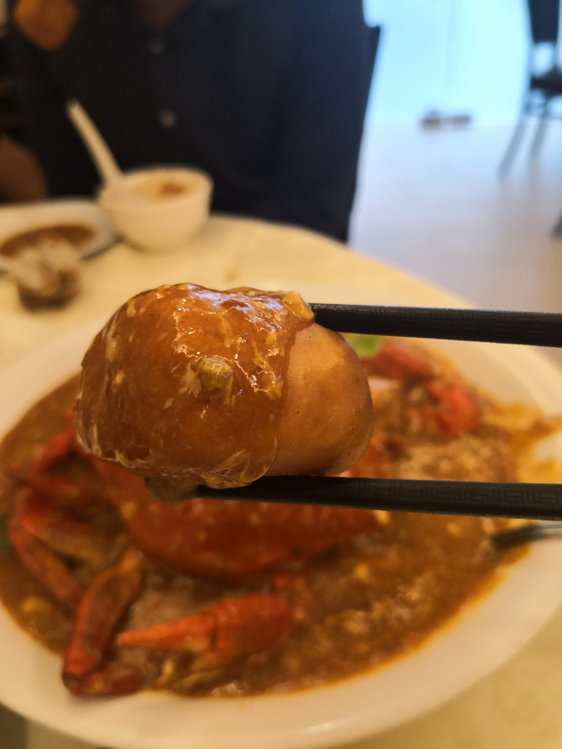 Fried buns with chilli crab sauce